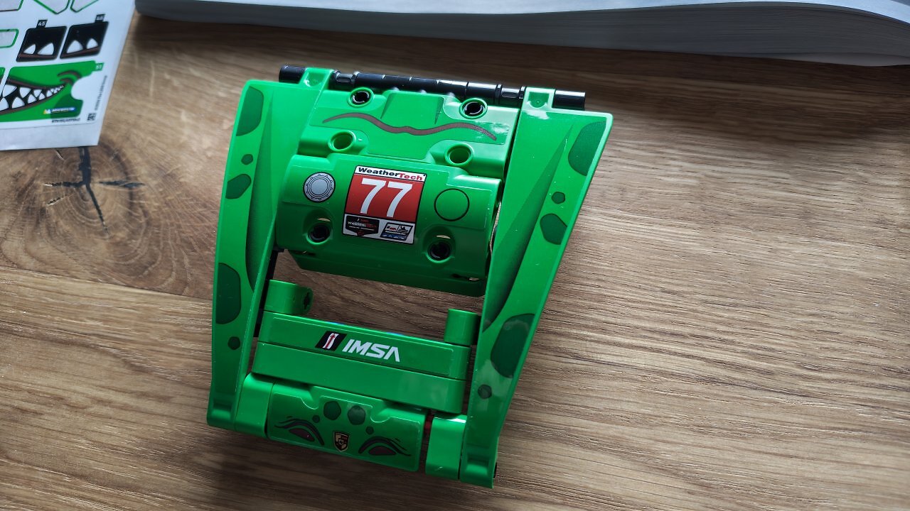 [24/03/2026] Der Lego Porsche 911 GT3 R REXY AO auf einem Holztisch