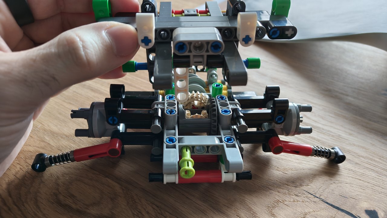 [24/03/2026] Der Lego Porsche 911 GT3 R REXY AO auf einem Holztisch