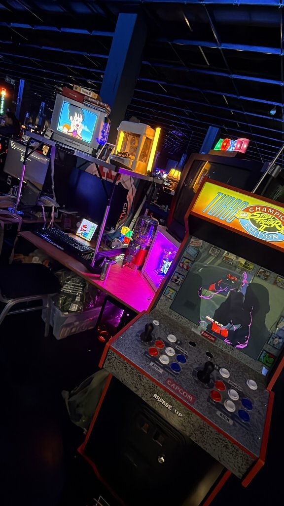 [01/04/2026] Mit zwei Röhrenfernsehern und einem Street-Fighter-Automaten hat sich Besucher Dominik in unser Herz gekämpft.