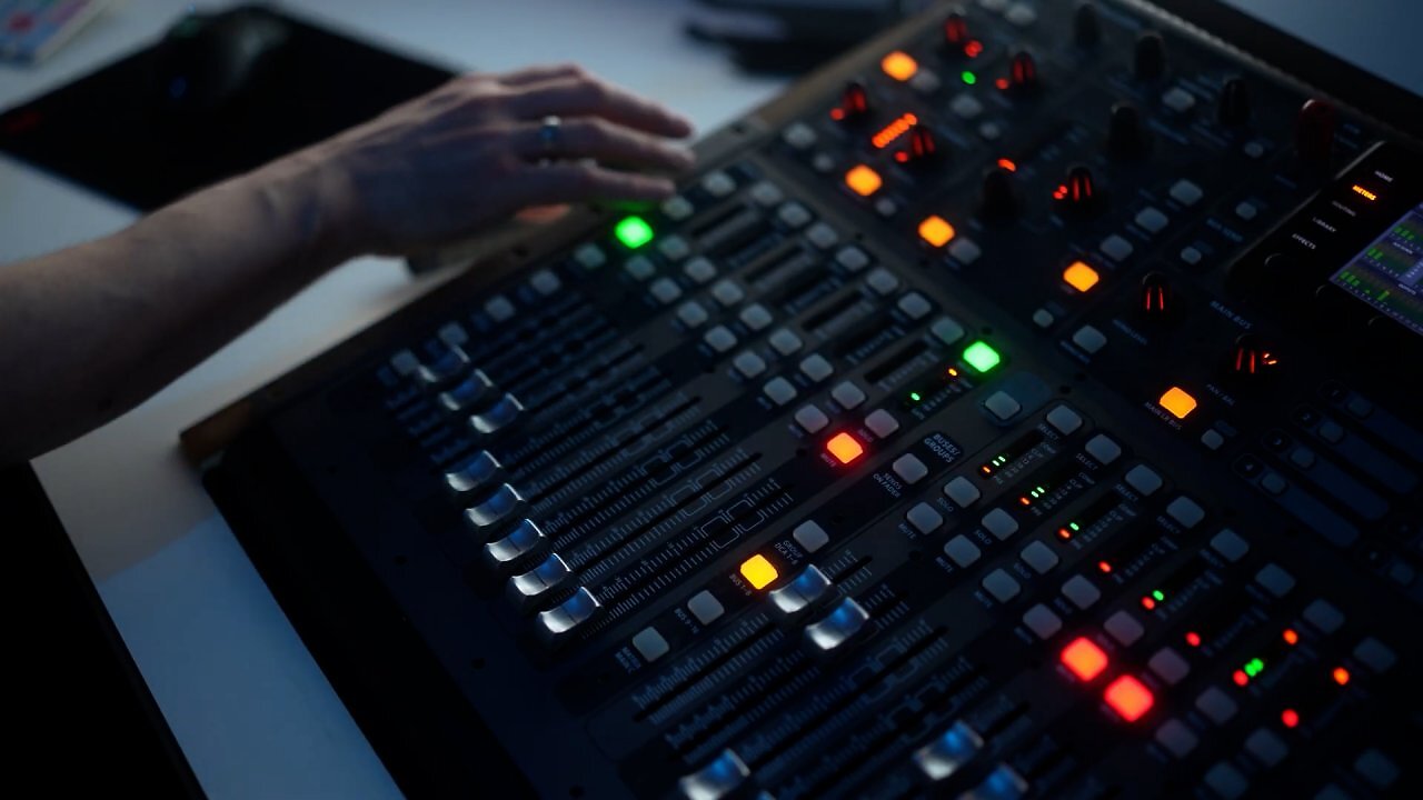 Das Mischpult eines Tonstudios
