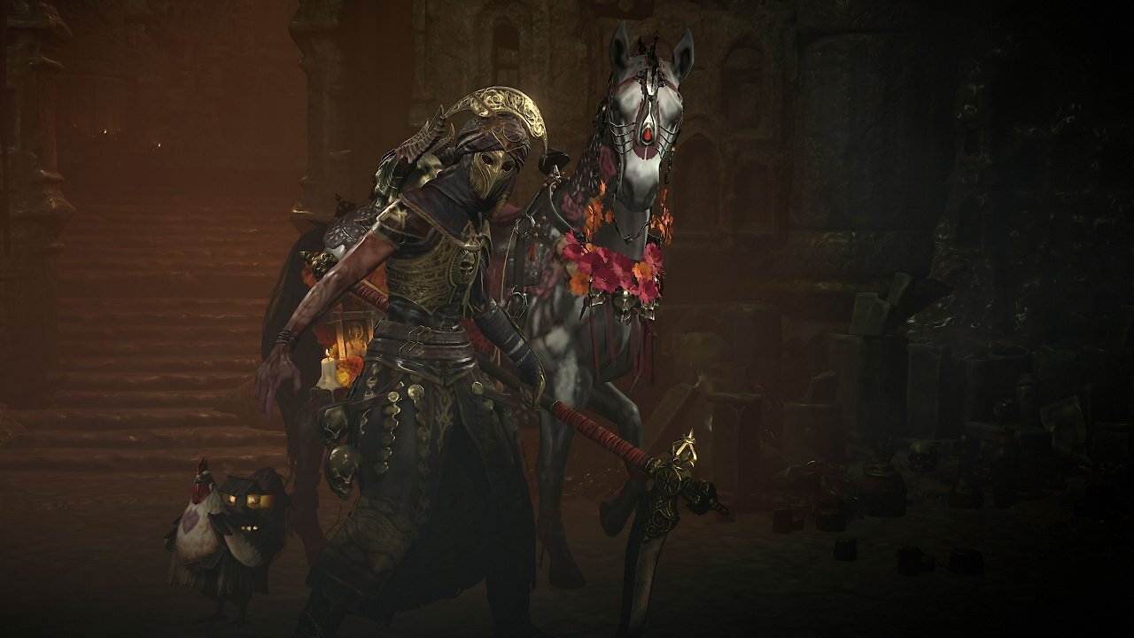 Diablo 4 Totenbeschwörer im goldenen Masken-Transmog mit verzierter Sense, einem gesattelten Pferd im Hintergrund und einem kleinen Huhn-Haustier mit leuchtender Laterne auf dem Rücken.