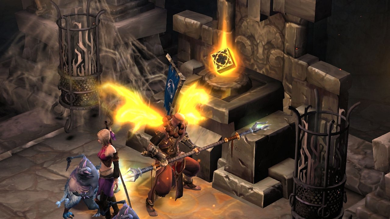 Alt-Text: Screenshot aus Diablo 3 zeigt einen Mönch-Charakter vor Kanais Würfel auf einem Altar in den Ruinen von Sescheron. Das goldene Artefakt schwebt magisch über dem Sockel.
