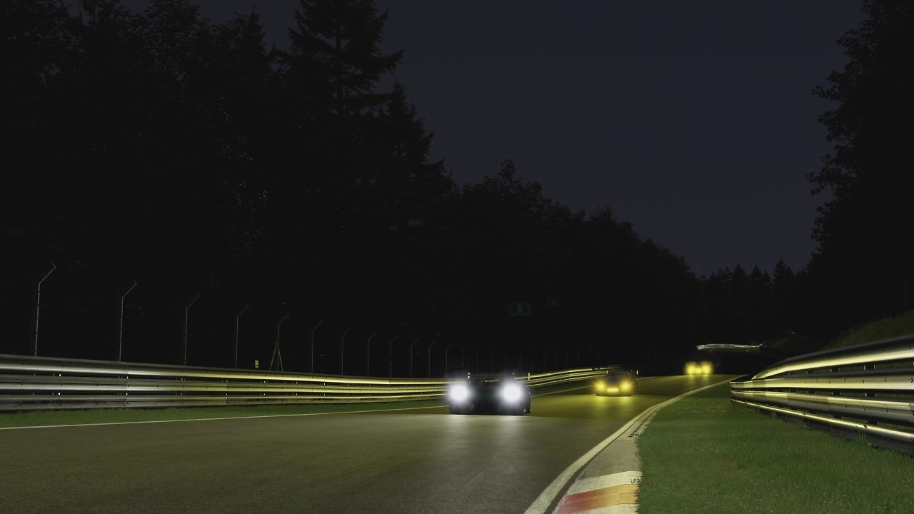[11/06/2026] Auf der Nordschleife herrscht auf manchen Abschnitten komplette Dunkelheit. Es gibt keine Flutlichter, sondern nur das Scheinwerferlicht von Fahrzeugen.