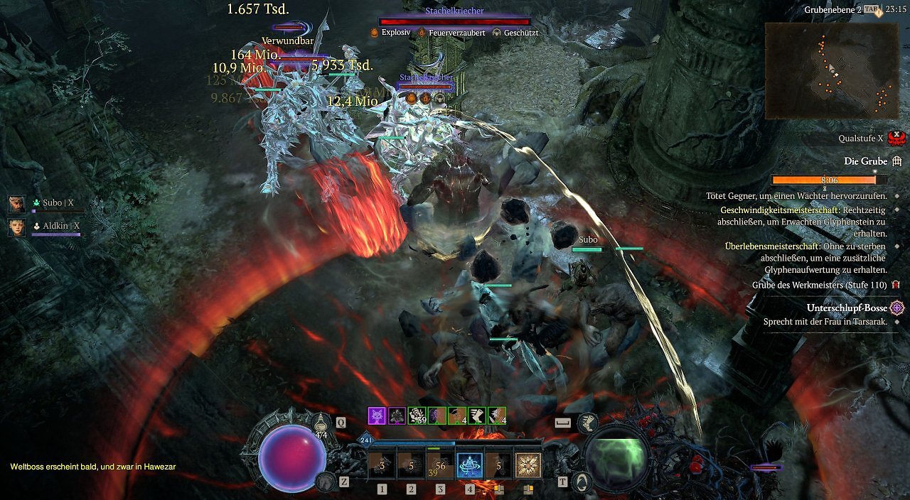 Ein Ingame-Screenshot aus Diablo 4 auf Qualstufe X (Qualstufe 10) in der Grube des Werkmeisters (Stufe 110). Auf dem Bildschirm ist ein extrem chaotischer Kampf gegen eine Elite-Monstergruppe namens Stachelkriecher zu sehen. Die Lebensleiste des Elites zeigt die Affixe Explosiv, Feuerverzaubert und Geschützt. Am Boden breitet sich ein riesiger, kreisrunder, feurig-roter Schadensindikator aus, der das Affix Explosiv darstellt. Überall fliegen Schadenszahlen im Millionenbereich herum. Am linken Bildschirmrand sind die Söldner-Icons von Subo und Aldkin aktiv.