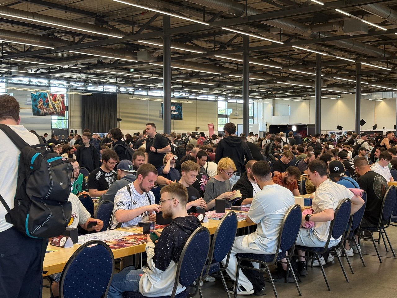 [15/06/2026] Die Messehalle in Münster war prall gefüllt mit Duellanten und ihren Decks.