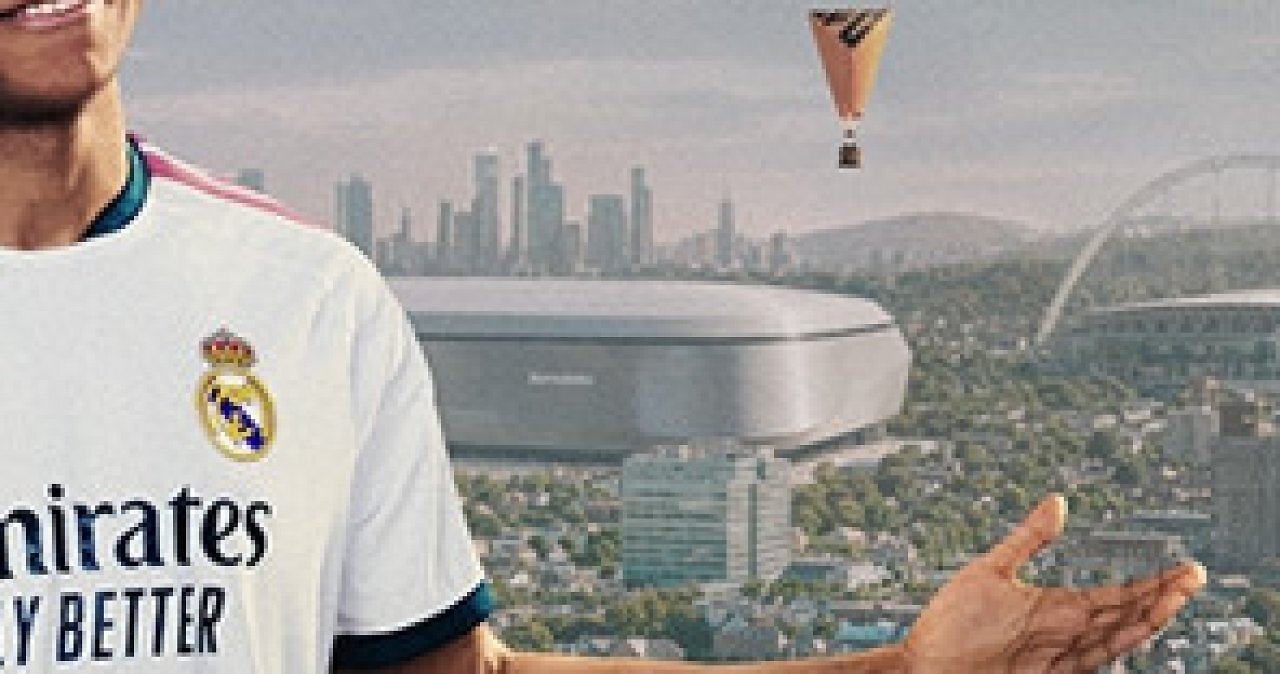 [23/07/2026] Real Madrid - Mbappés trägt das Trikot und direkt hinter ihm ist das Bernabeu zu sehen.