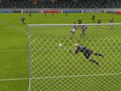 Glatzkopf Barthez hechtet umsonst: Dieser Schuss schlägt im Kasten ein.