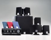 Farbenfroh: Den Stoffbezug für die Satelliten und den Subwoofer gibt Farben.