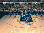 Die Defense hat alle Hände voll zu tun, die Mavericks abzuwehren. Noch immer ist die Offense leichter zu spielen.