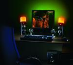 Die beiden Lampen in den 2.1-Satteliten und die Hintergrundbeleuchtung tauchen das Zimmer in passendes Licht. Das Rumble Pad (vor der Tastatur) vibriert und die Lüfter blasen dem Spieler Luft ins Gesicht.