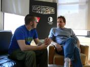 Ken Levine, Creative Director bei Irrational Games, mit PC-Games-Redakteur Robert Horn (l.).