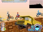 Zu Beginn von Moto Rush düsen Sie auf Motorrädern über die Baustelle.
