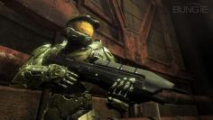 <strong>Halo 3</strong>, 2007
Für Microsoft war es enorm wichtig, dass das erste Next-Gen-Halo ein voller Erfolg wurde. Dementsprechend überließ man nichts dem Zufall. Die Marketingbudgets für den Ego-Shooter wurden maximiert, Merchandising-Artikel in allen Variationen produziert, der Launch mit vielen Events gefeiert. Resultate ließen nicht lange auf sich warten: Schon bald sprachen alle Medien, egal ob TV, Print oder Online, nur noch von Halo 3. Der Xbox 360-Ableger wurde zum Verkaufserfolg.