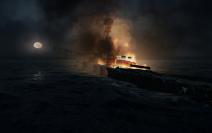 Bei einer Nachtfahrt stoßen wir auf ein britisches Schlachtschiff - nach mehreren Treffern sinkt es langsam - Licht, Feuer- und Mondschein sorgen für gespenstige Stimmung.