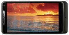 Schöne Aussichten für Smartphone-Fans gibt es auch unter 400 Euro - hier ein Motorola RAZR i
