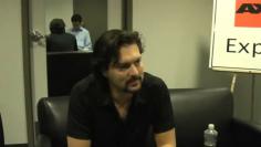 [b]David Hayter[/b] ist vor Allem durch seine Sprechrolle als [b]Solid Snake / Big Boss [/b]aus der Metal Gear Solid-Reihe bekannt. Er schrieb außerdem die Drehbücher für X-Men und Watchmen und wirkte bei einigen anderen Filmprojekten als Co-Autor und Regisseur mit. 