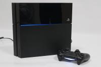 Die Playstation 4 im Test: Stehend ist sie ein Design-Statement, liegend passt sie sich unauffällig der Umgebung an. Gamezone hat Sonys Next-Gen-Konsole getestet.