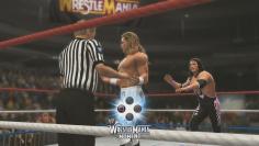 WWE 2K14 im Test für PS3: Spezielle Wrestlemania-Momente werden auch in Quicktime-Events dargestellt. Hier bekommt zum Beispiel der bedauernswerte Referee Bret Harts Clothesline ab - autsch.