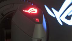 Asus ROG Swift PG27UQ: Zwei Logos auf der Rückseite, ein drittes wird an die Decke projiziert.