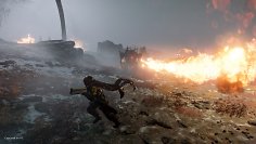 Ein Helldiver rennt vor einem Cyborg mit Flammenwerfer davon.