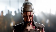 Senua schaut in die Kamera vor einem hellen Hintergrund