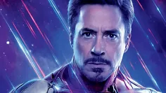 Robert Downey Jr. blickt in die Kamera.
