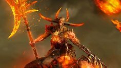 Der Dämon Astaroth aus Diablo 4 mit brennenden Hörnern und einer feurigen Sense vor einem rauchigen Hintergrund. Im Himmel fliegen brennende Meteore herab.