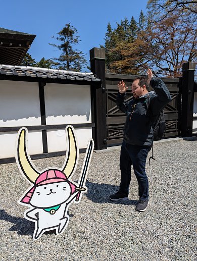 Die prächtige Burg in Hikone hat ebenfalls ein Maskottchen - das wollte erst einmal mein Ticket sehen.