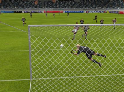Glatzkopf Barthez hechtet umsonst: Dieser Schuss schlägt im Kasten ein.