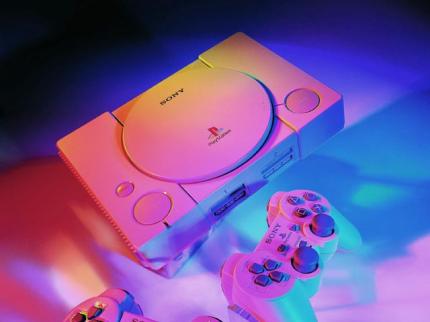 Die Playstation entsteht aus einer misslungenen Kooperation zwischen Nintendo und Sony. Eigentlich sollte das Super Nintendo nur ein CD-ROM-Laufwerk bekommen. Stattdessen entsteht ein mächtiger Konkurrent, der den Markt auf den Kopf stellt.
