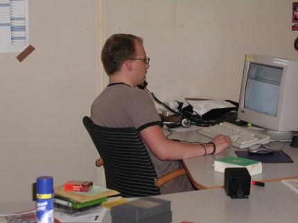 Kontaktpflege: Felix macht am Telefon Termine fix: Welche Gäste besuchen GIGA GAMES wann?