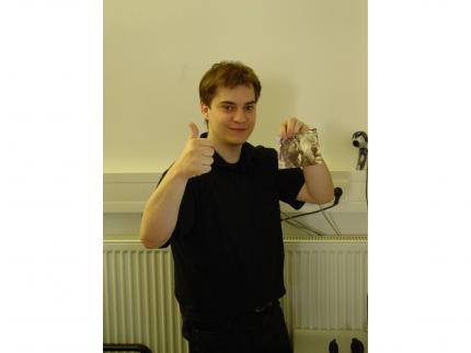 Thomas Wei&szlig; lie&szlig; es sich nicht nehmen, seinen PC mit dem Original- Raven Shield-Alu-Sticker zu verzieren, den Ubi Soft allen PC-Games-Lesern schenkt. Der Taktik-Shooter aus der Rainbow-Six-Familie hat es dank famoser Grafik bereits in die Rubrik Pixelpracht geschafft. Möge der Sticker solide haften!
