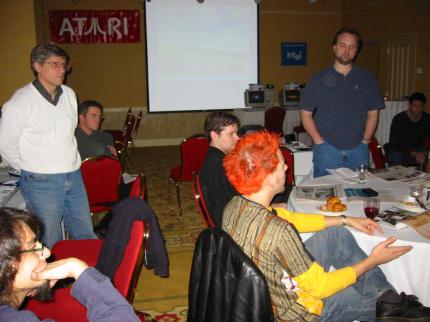 Talkrunde: Bei einem lockerem Gespräch erklärte Cliff Bleszinski (unten rechts, rote Haare), wie sich die Zusammenarbeit zwischen Legend und Epic gestaltete.