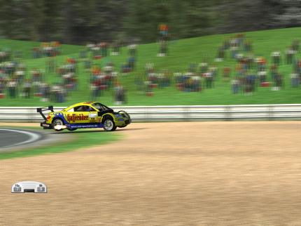 Abflug: Und das geschieht, wenn man versucht, DTM Race Driver wie Need for Speed zu spielen: Abgerissene Motorhaube, verbeulte Kotflügel und gleich ein Abstecher ins Kiesbett.