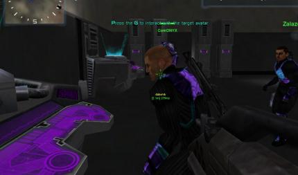 Der  unvermeidliche  Bildschirmtod bedeutet in Planetside nur eine kurze Pause, bevor man an der nächsten Teleporterstation wiederaufersteht. Dort bilden sich regelmä&szlig;ig Schlangen vor den Ausrüstungs-Terminals.