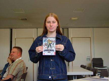 Wird die bis dato unbescholtene Janine -illegalerweise im Besitz von UT 2003 - jetzt verroht?