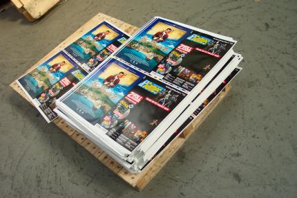 Nach dem herkömmlichen vierfarbigen Druck des Covers werden die Produkte von der Umschlagdruckerei zum sogenannten 'Finisher' transportiert. 