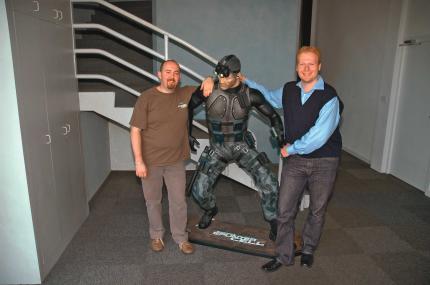 Benjamin Bezold ist bei Ubisoft Annecy eingedrungen, um geheime Infos zum Splinter Cell-Multiplayer-Part herauszufinden. Von links nach rechts: Chefdesigner Arnaud Mametz, Sam Fisher, Benny.