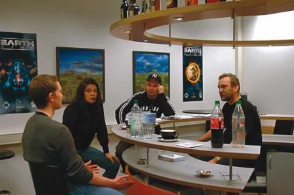 Dirk Gooding zu Gast bei Zuxxez in Worms: Dort testet er eine erste Version von Empire Earth 2160 - einer der gro&szlig;en Strategie-Hoffnungstr&auml;ger f&uuml;r 2005. Mehr dazu in der Sechs-Seiten-Vorschau im Heft.