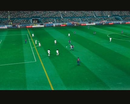 AC Milans Abwehrturm Jap Staam stellt Barcelonas St&uuml;rmer ins Abseits. Grafik und Spiellogik wurden 1:1 von FIFA 2005 &uuml;bernommen.