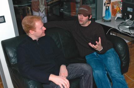 Benjamin Betzold fachsimpelt mit Crystal-Dynamics-Entwickler John Chowanec: Das Testmuster von Project: Snowblind schrammt trotz pers&ouml;nlicher Zustellung haarscharf am Redaktionsschluss vorbei.