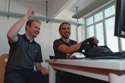 Benjamin Bezold gibt Gas: Kurz vor der E3 unternimmt er zusammen mit den Entwicklern eine Testfahrt im brandneuen GT Legends, dem Nachfolger des Referenz-Simulation GT Racing. 