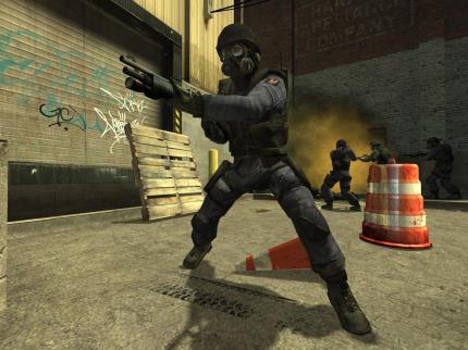 Counter Strike Source: Verteilt ein Spieler ständig aus allen Lagen One-Shots (also einen einzigen Schuss, durch den Ihr Spielcharakter sofort die Runde verlässt), ist dies ein sicheres Zeichen für Cheats.