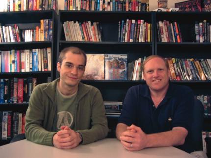 Thomas Wei&szlig; hat in Boston das Spiel gesehen, das das n&auml;chste Diablo werden k&ouml;nnte: Titan Quest. Die Age of Empires-Boxen im Hintergrund sind kein Zufall: Brian Sullivan (rechts) gilt neben Bruce Shelley als einer der AoE-Erfinder.
