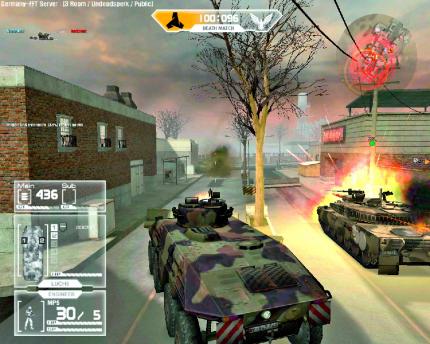 Zusammen mit anderen Spielern greifen wir einen Panzer an, der sich verzweifelt wehrt. Wir schießen ihn gnadenlos zu Schrott.