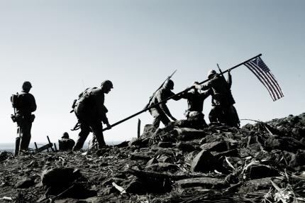 Das Bild der Soldaten, die die US-Flagge hissen, ging um die Welt.