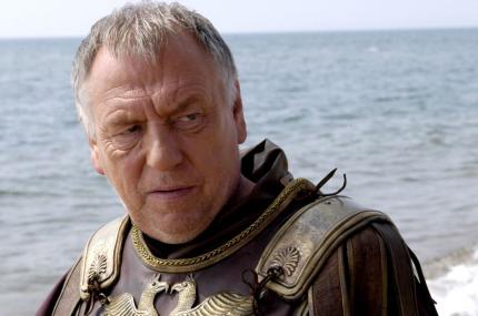 Pompeius (Kenneth Cranham) muss vor Cäsar nach Griechenland fliehen - und stellt sich ihm dort mit seinem Heer.