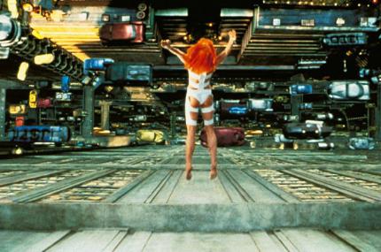 Leeloo (Milla Jovovich) stellt die letzte Hoffnung der Menschheit dar.