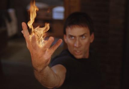 Johnny (N. Cage) ist weit entfernt davon, für seine neuen Kräfte Feuer und Flamme zu sein.