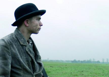 Bastian (Lukas Steltner) begibt sich nach einem Mord auf die Walz.